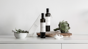 Olivolja av högsta kvalitet. Ellideli Ladolia Extra Virgin Olive Oil. Olivolja av hög kvalitet. Fantastisk olivolja med rund & mjuk smak vilket balanseras med en mild, pepprig eftersmak. Från lokala producenter i Grekland. Bild. Bilder. Picture. Pictures.